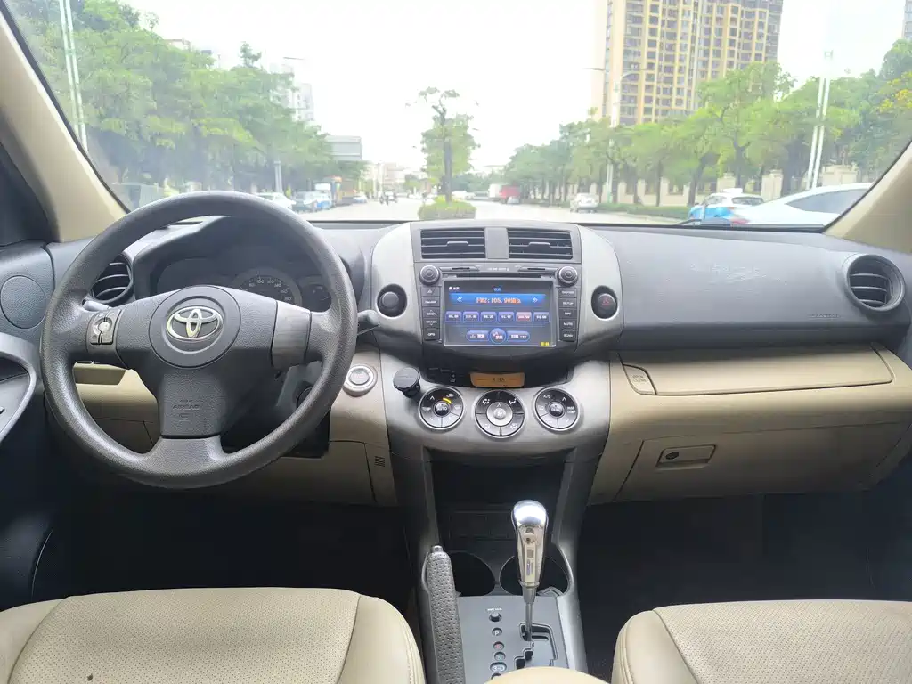 Toyota RAV4 2012 — фото 11
