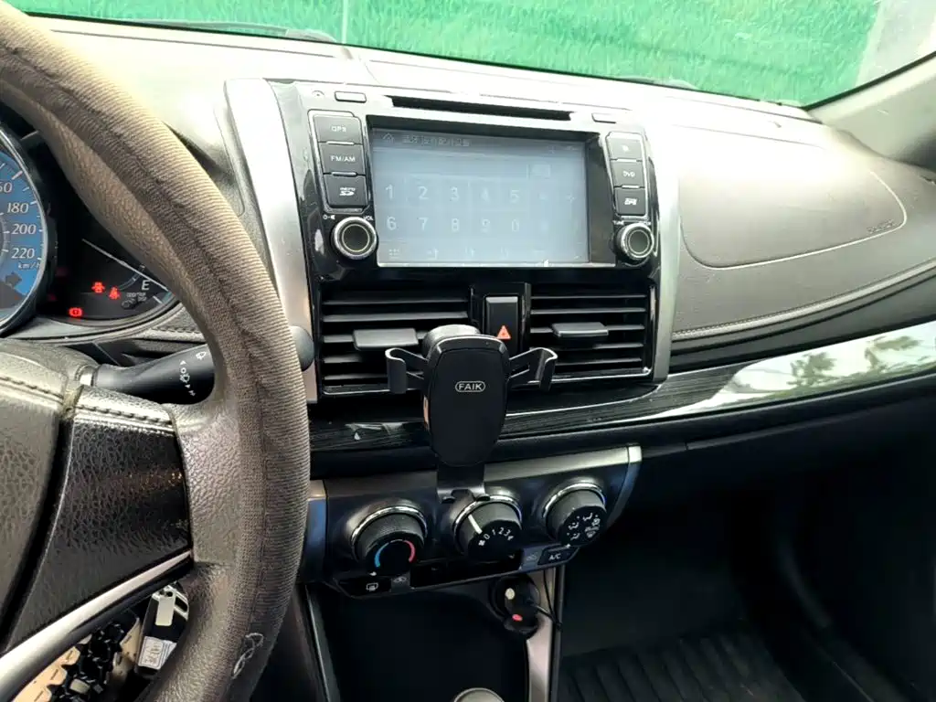 Toyota Yaris L 2014 — фото 13