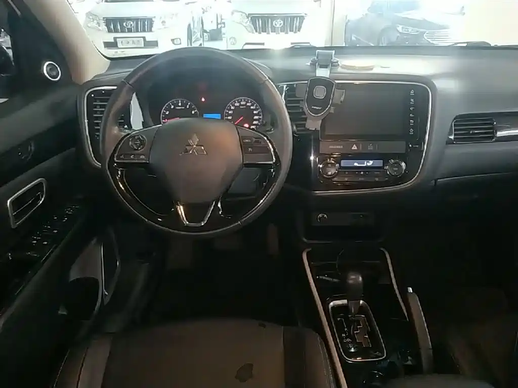 Mitsubishi Outlander 2018 — фото 11