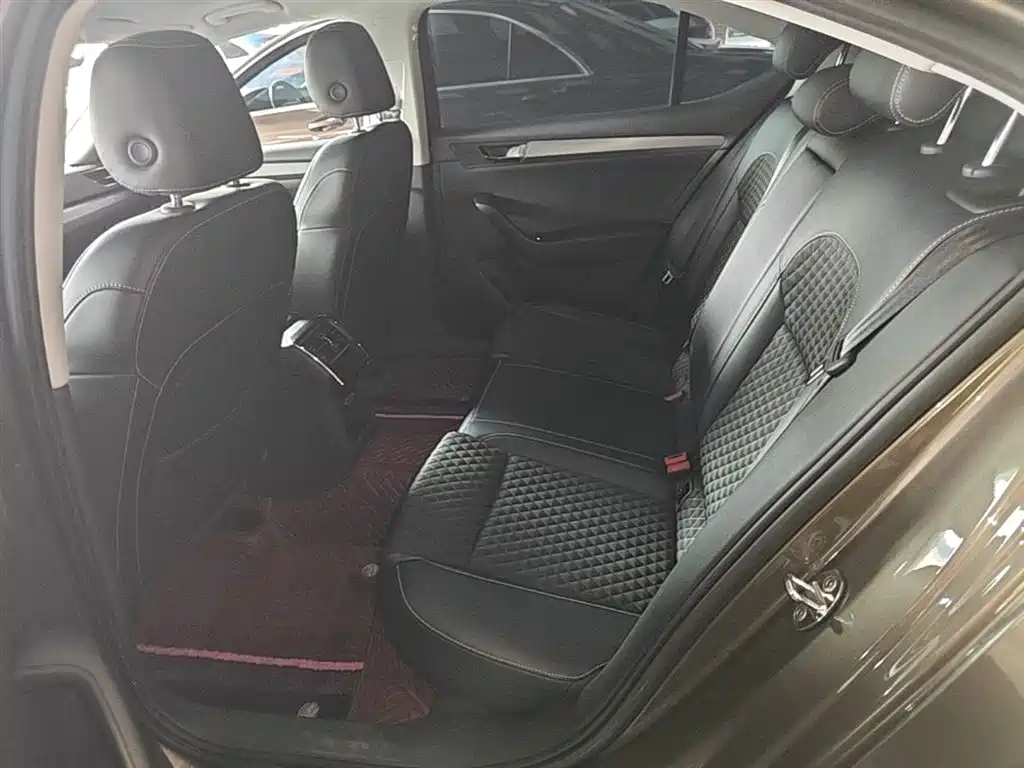 Skoda Superb 2019 — фото 17