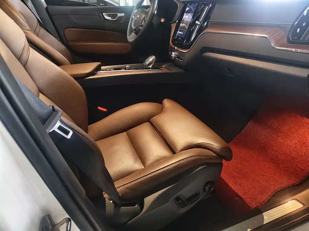 Volvo XC60 2023 — фото 10