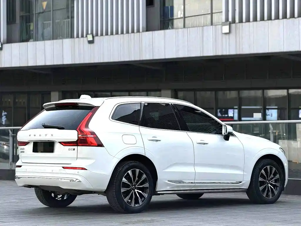 Volvo XC60 2023 — фото 11