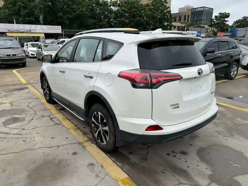 Toyota RAV4 2018 — фото 9