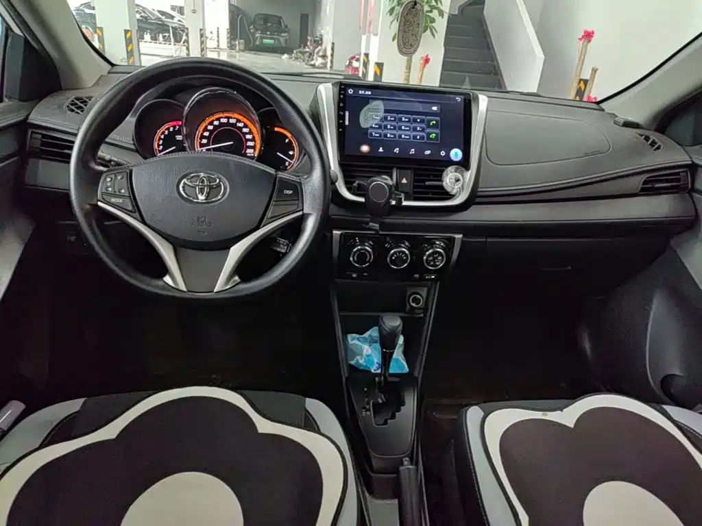 Toyota Yaris L 2023 — фото 10