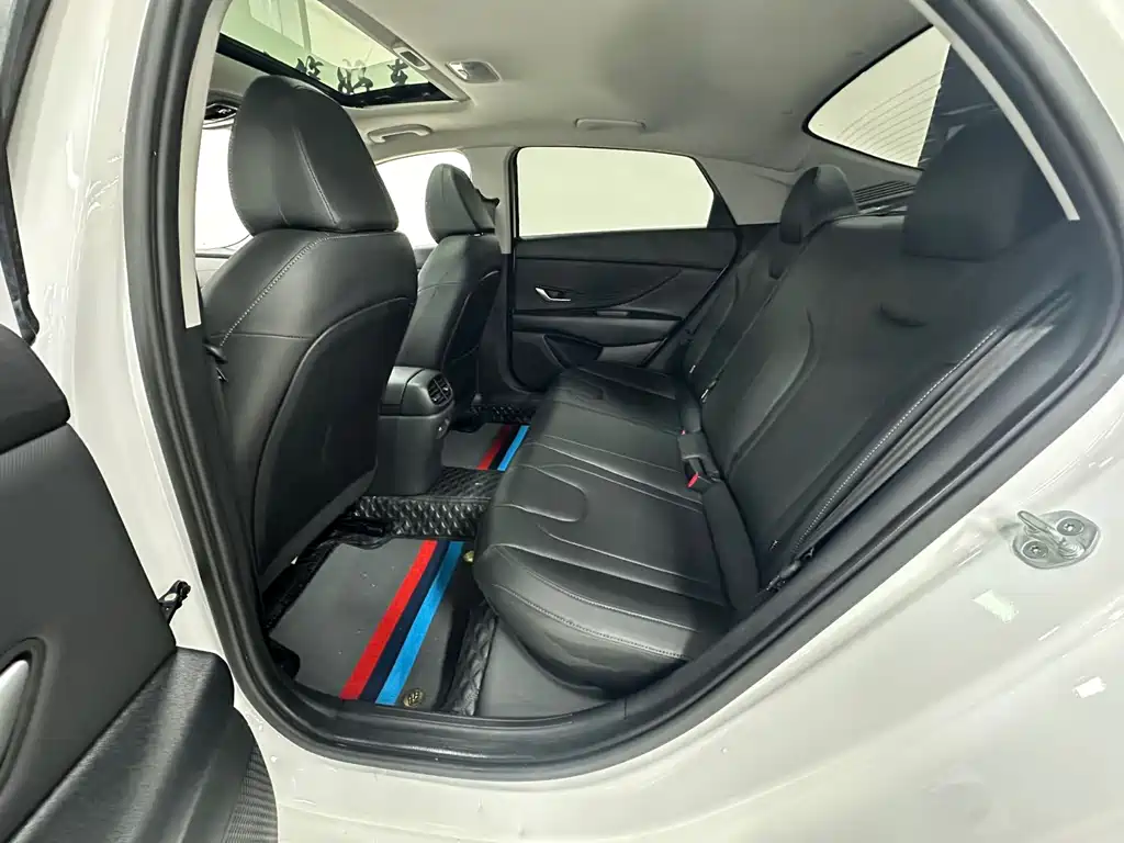 Hyundai Elantra 2023 — фото 24