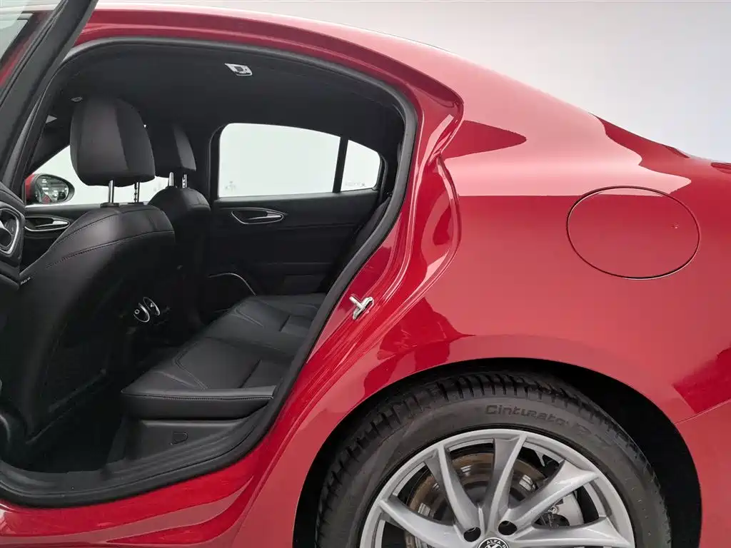 Alfa Romeo Giulia 2023 — фото 15