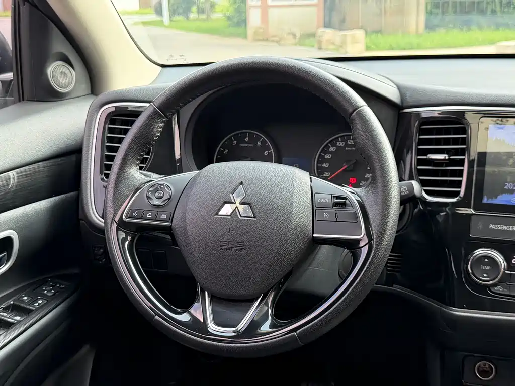 Mitsubishi Outlander 2018 — фото 15