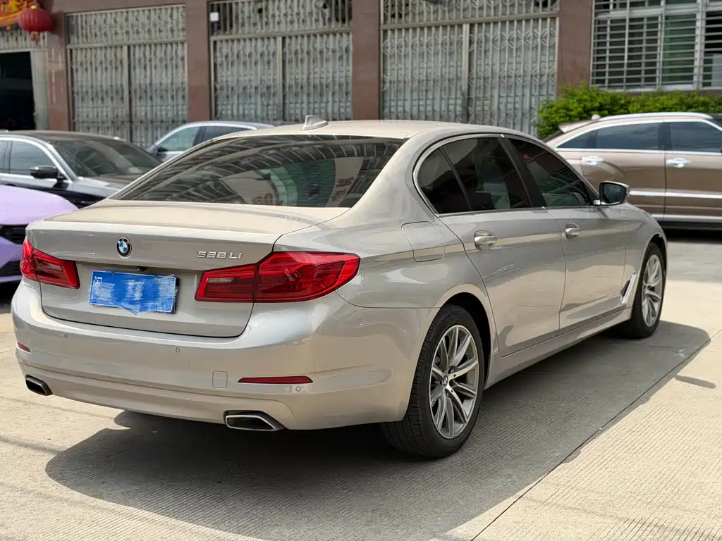 BMW 5 Series 2017 — фото 9