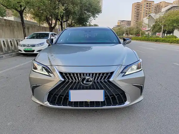 Lexus ES 2022