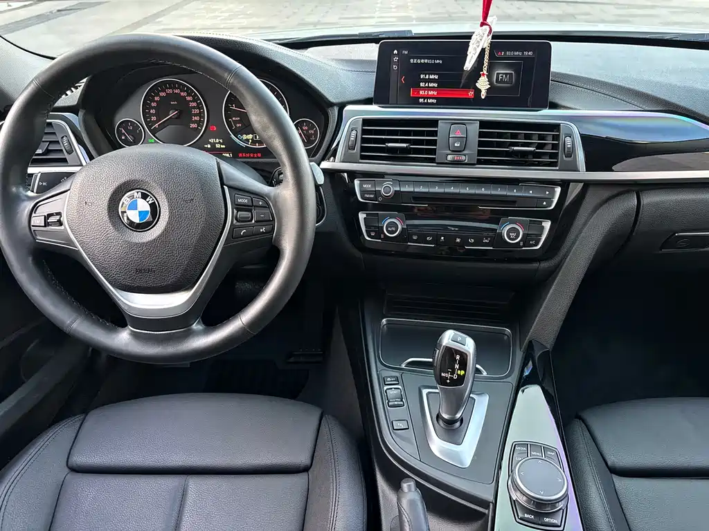 BMW 3 Series 2019 — фото 18