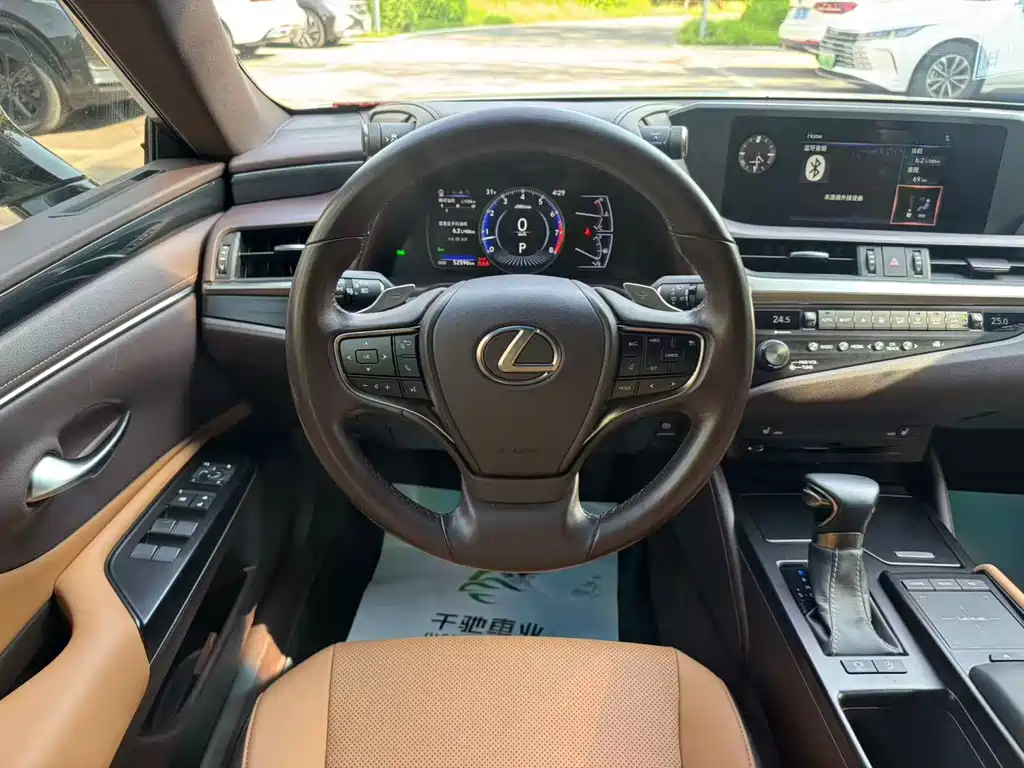 Lexus ES 2019 — фото 11