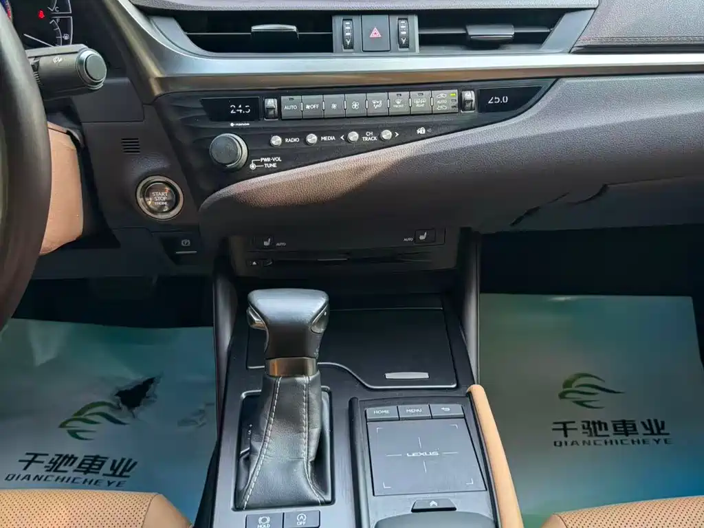 Lexus ES 2019 — фото 12