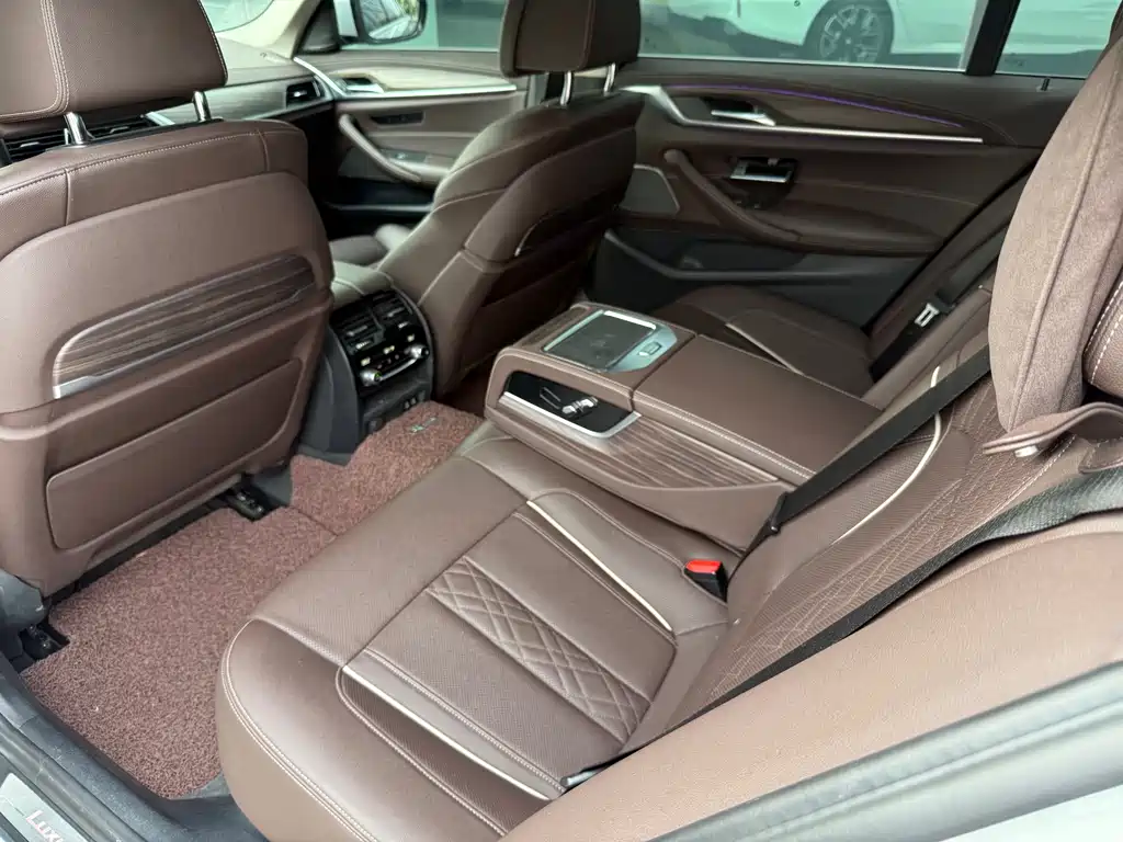 BMW 5 Series 2022 — фото 13