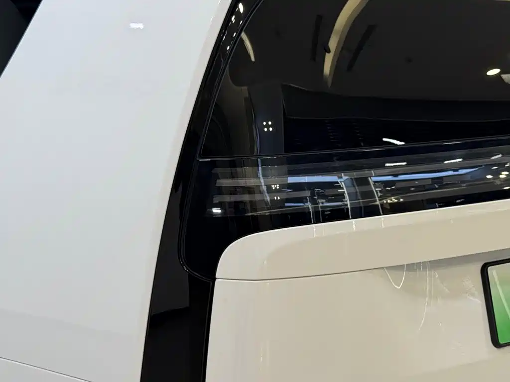 Li Auto MEGA 2025 — фото 12
