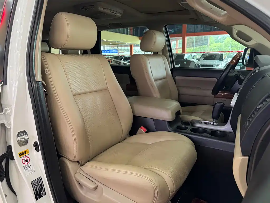 Toyota Sequoia 2016 — фото 14