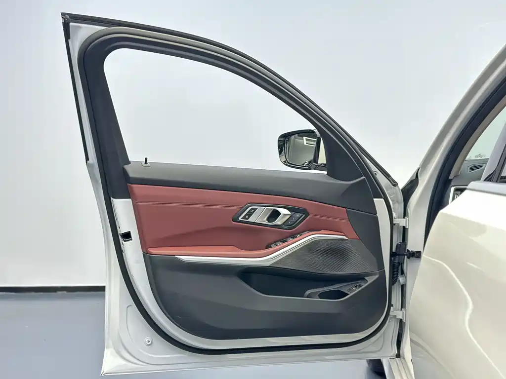 BMW 3 Series 2023 — фото 16