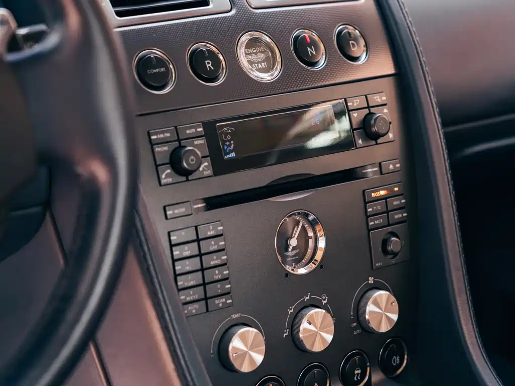Aston Martin V8 Vantage 2009 — фото 10