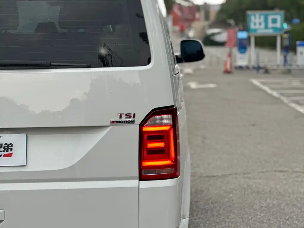 Volkswagen Multivan 2017 — фото 15