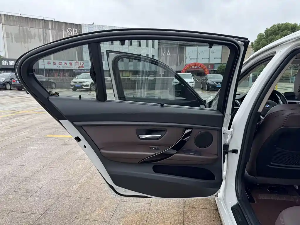 BMW 3 Series 2018 — фото 14