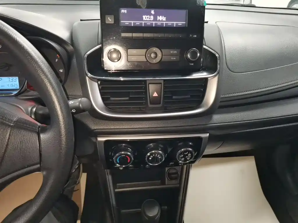 Toyota Yaris L 2021 — фото 13