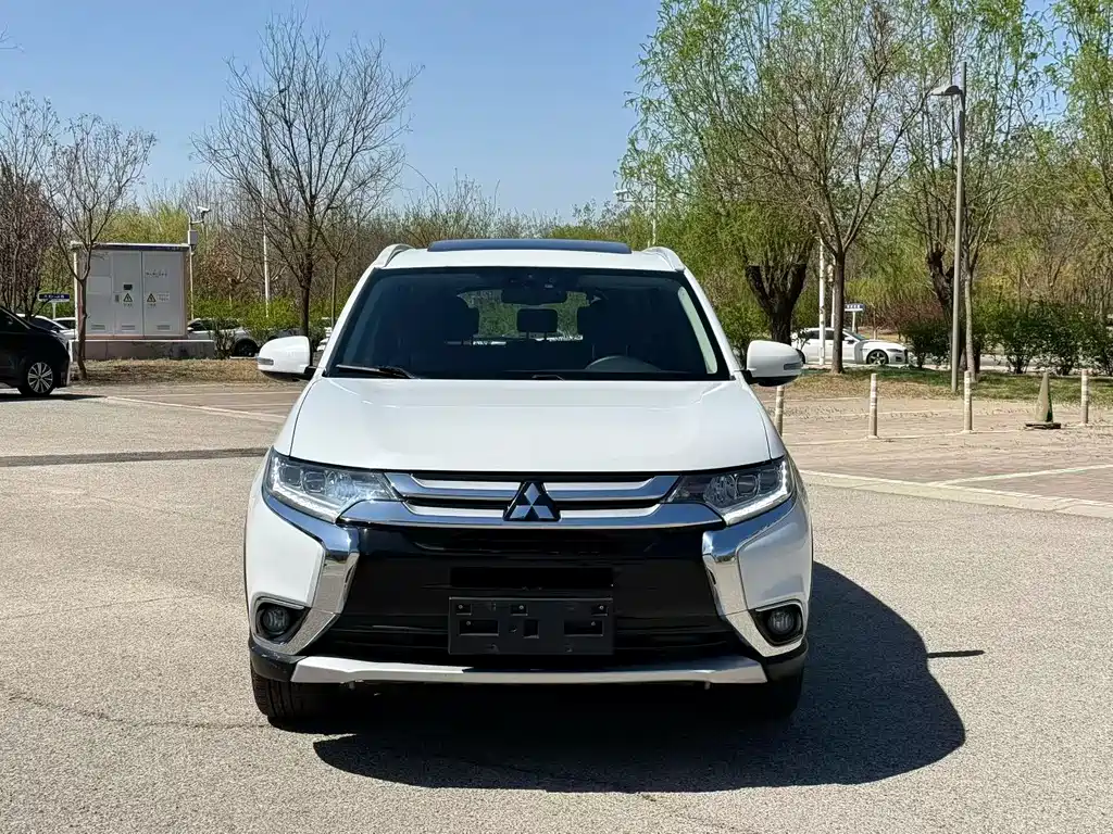 Mitsubishi Outlander 2017 — фото 2