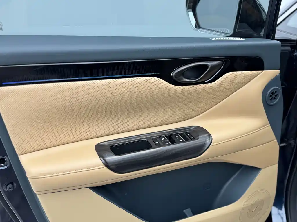 GAC Motor E8 PHEV 2023 — фото 13