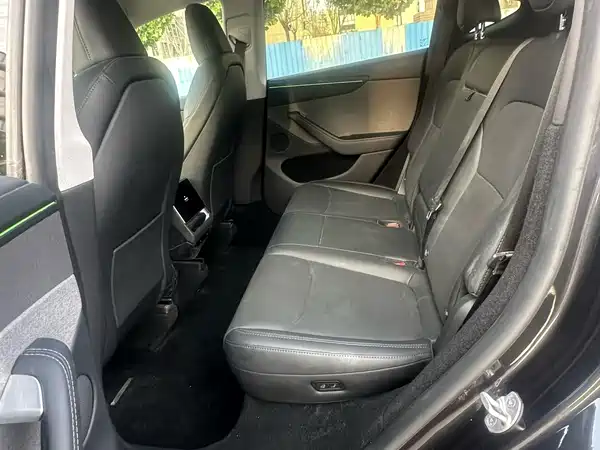 Tesla Model Y 2025