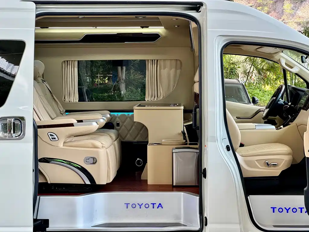 Toyota Hiace 2022 — фото 6
