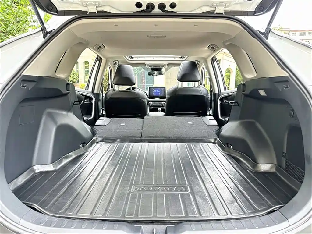 Toyota RAV4 2021 — фото 17