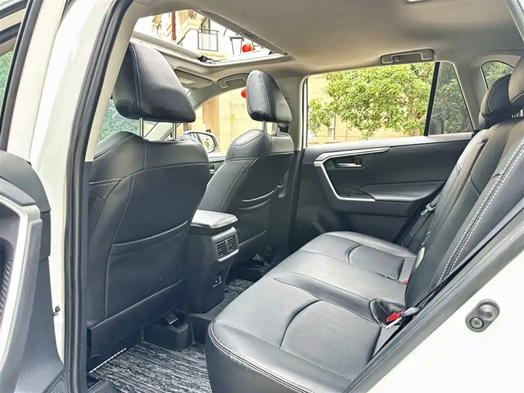 Toyota RAV4 2021 — фото 10