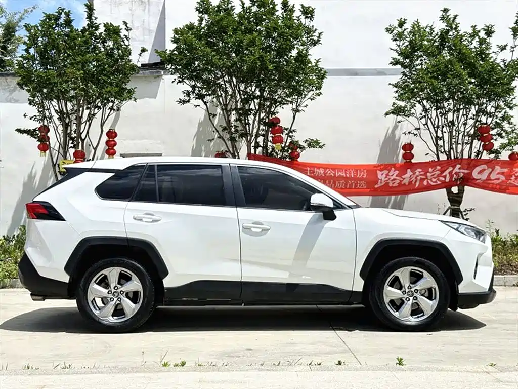Toyota RAV4 2021 — фото 7