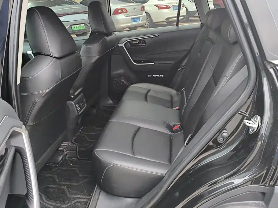Toyota RAV4 2025 — фото 11