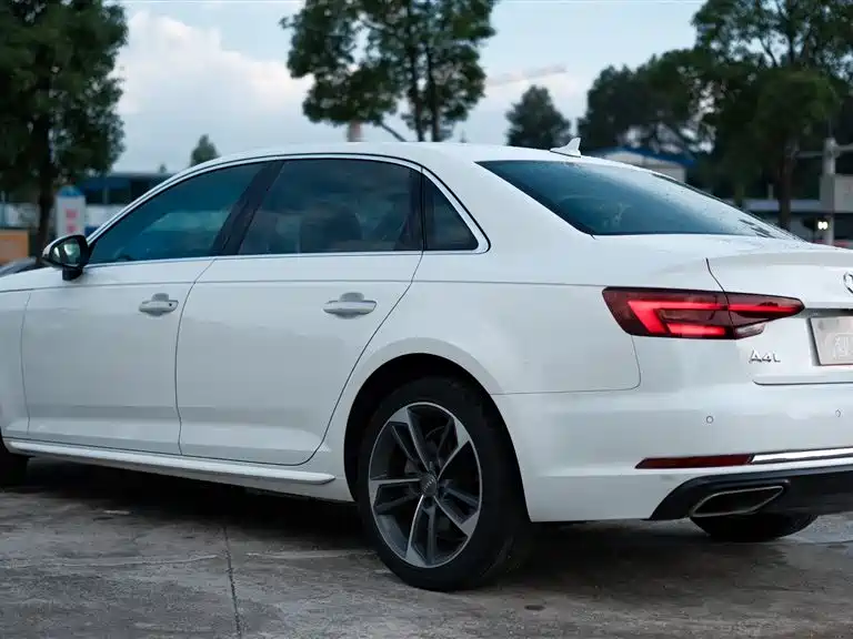 Audi A4L 2019 — фото 8