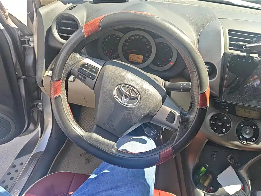 Toyota RAV4 2012 — фото 12