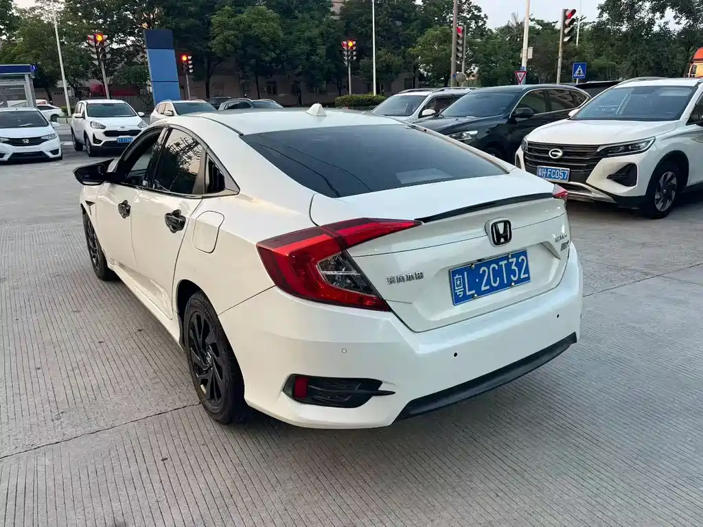 Honda Civic 2018 — фото 6