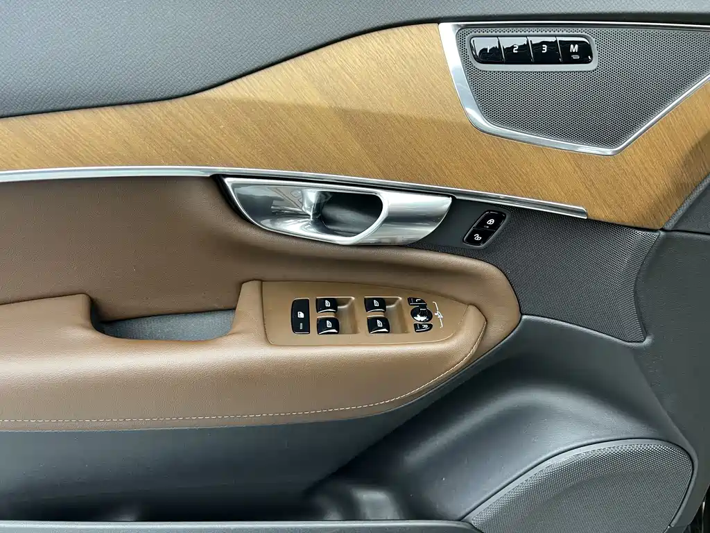 Volvo XC90 2023 — фото 13