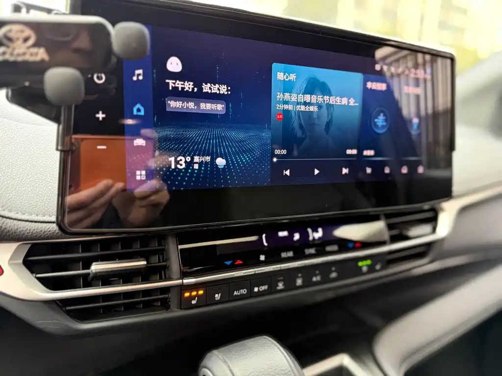 Toyota Sienna 2023 — фото 13