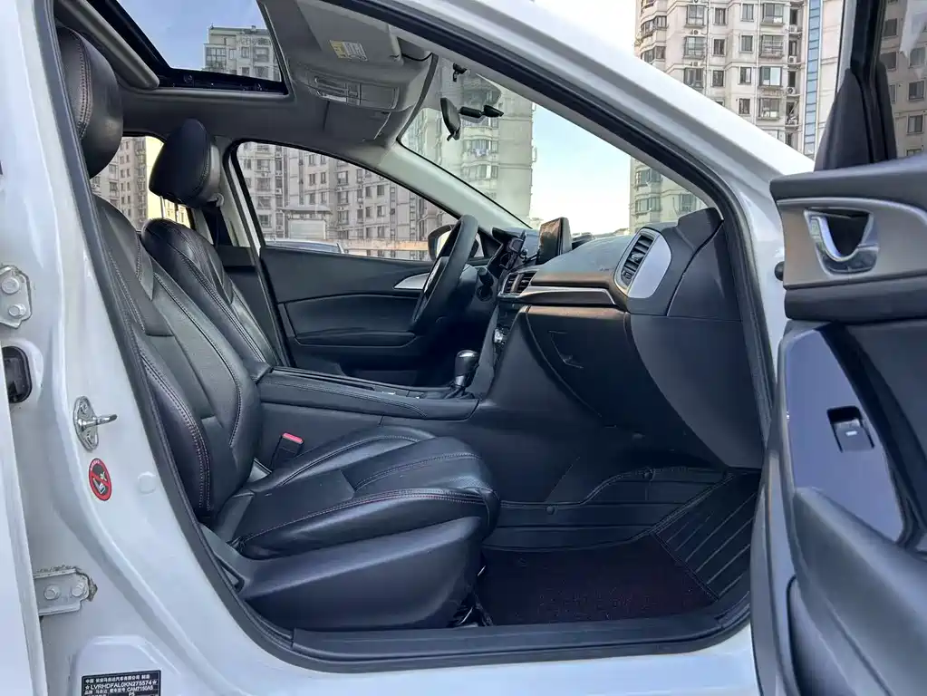 Mazda 3 Axela 2019 — фото 17