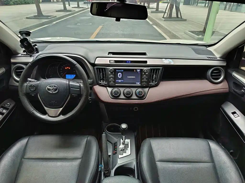 Toyota RAV4 2017 — фото 9