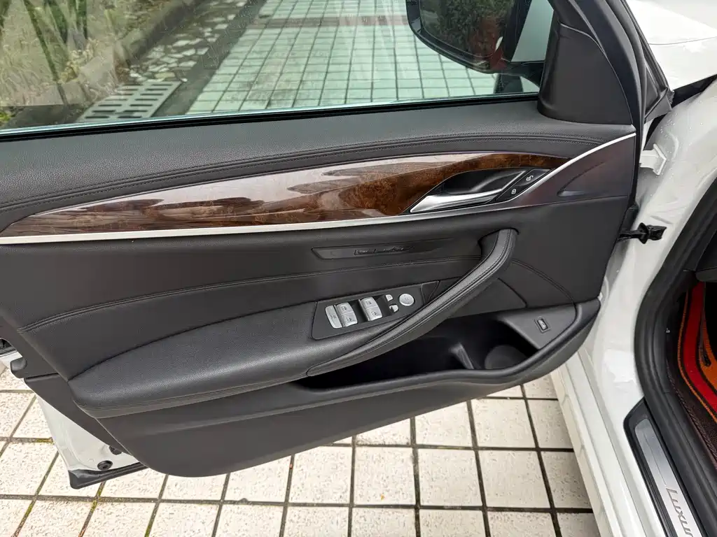 BMW 5 Series 2018 — фото 12