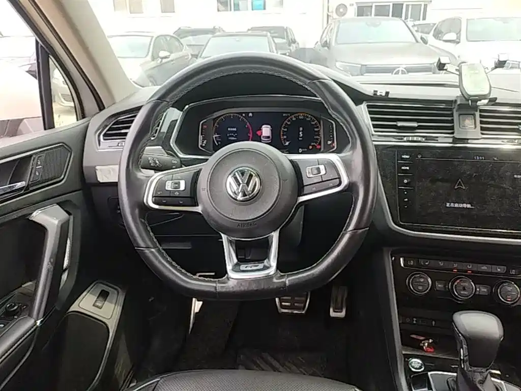 Volkswagen Tiguan L 2020 — фото 11