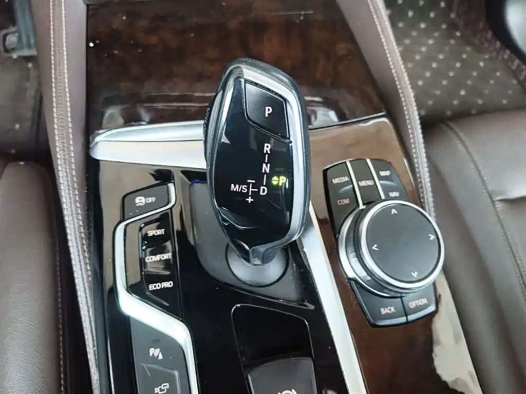 BMW 5 Series 2019 — фото 14