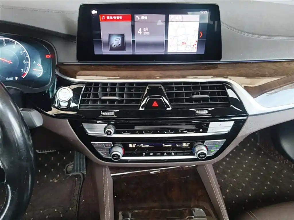 BMW 5 Series 2019 — фото 13