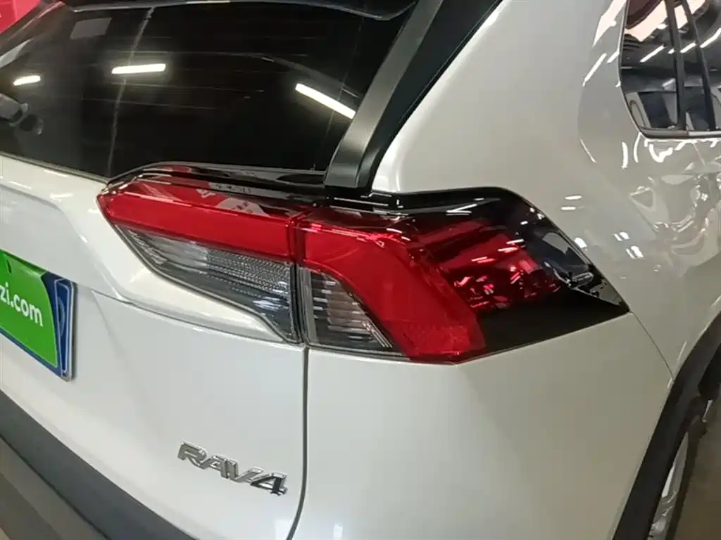 Toyota RAV4 2025 — фото 24