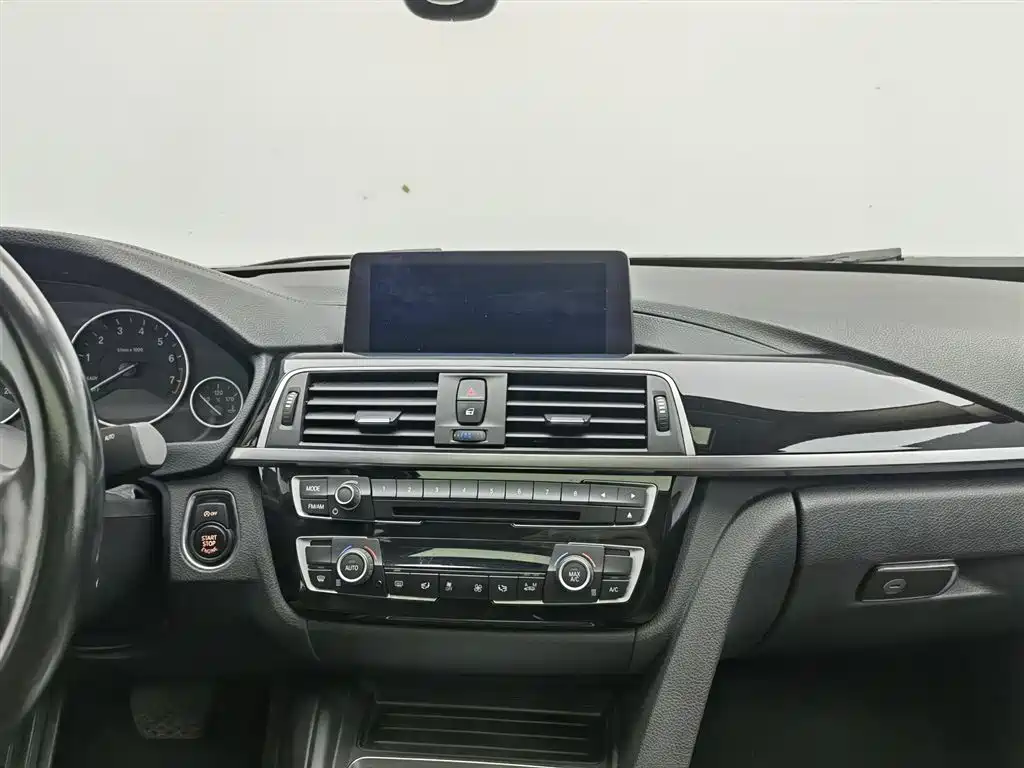 BMW 3 Series 2019 — фото 12
