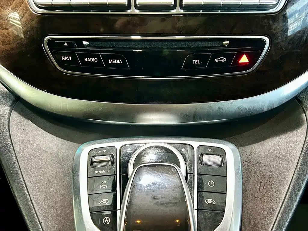 Mercedes-Benz V-Class 2019 — фото 15