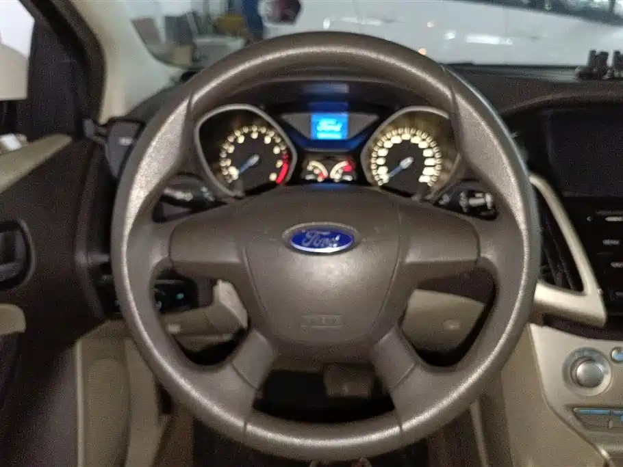 Ford Focus 2013 — фото 15