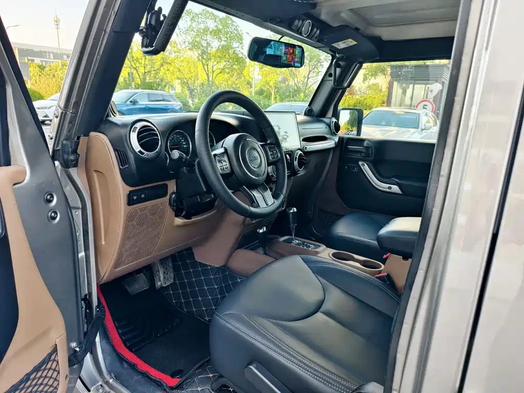 Jeep Wrangler 2014 — фото 12