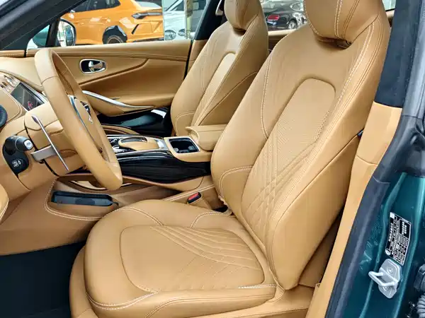 Aston Martin DBX 2023