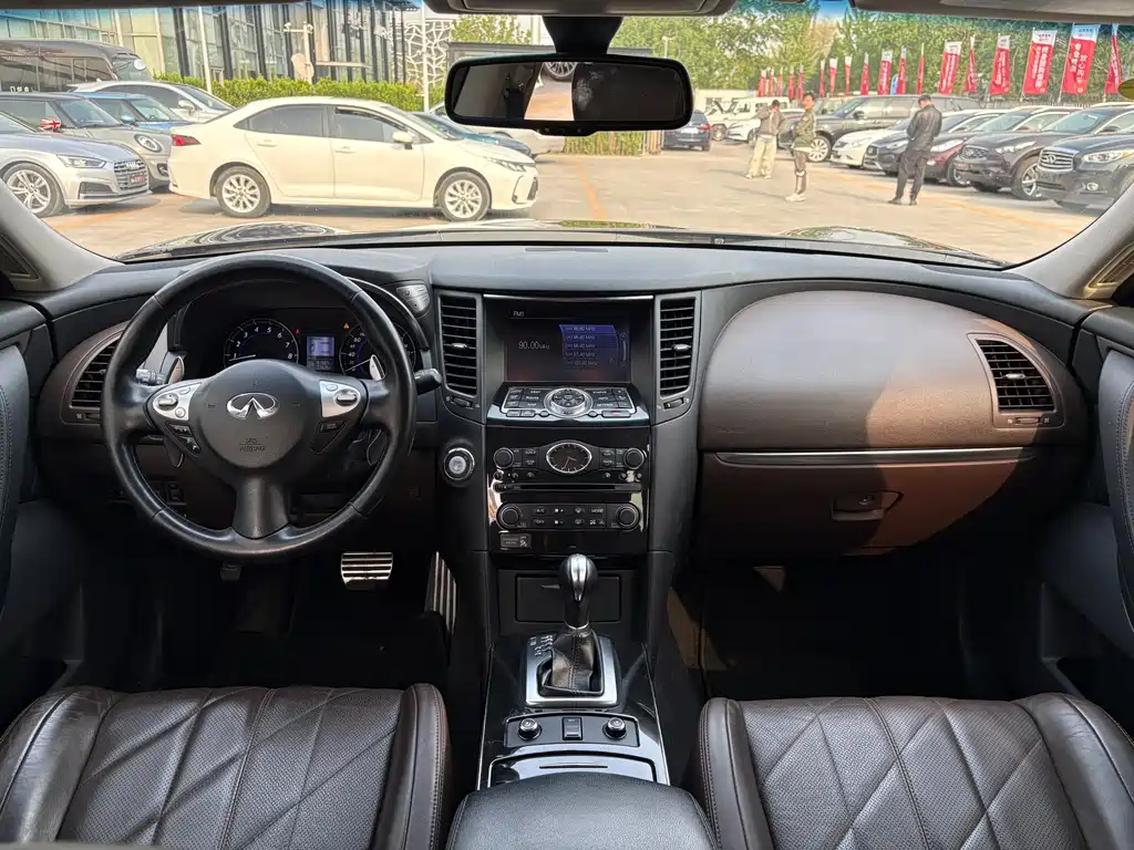 Infiniti QX70 2015 — фото 13